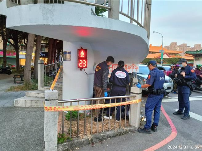 台中市北区双十与锦南街口天桥下1日16时24分传出男子裹着棉被躺卧地板，无生命迹象，初步排除外力介入，已报请检察官相验厘清死因。（民眾提供／潘虹恩台中传真）