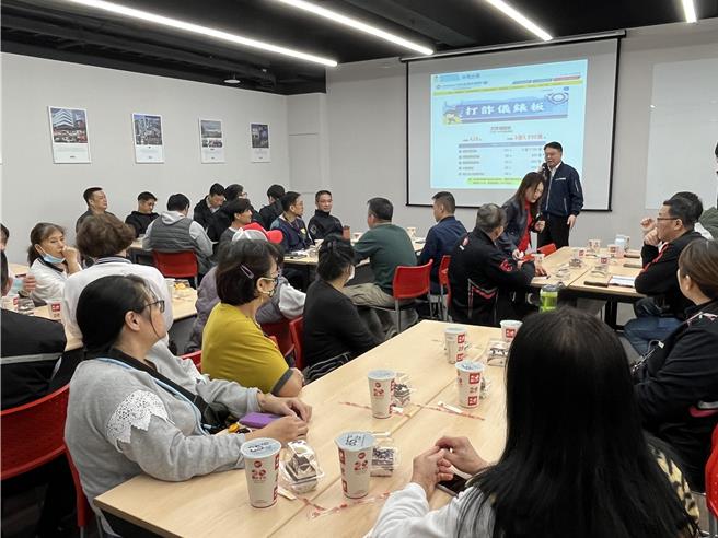 为减少诈骗案发生，新北市中和警分局与微星科技携手识诈，微星科技为了提高科技人的防诈及识诈观念，在11月29日中和警为科技公司员工反诈骗宣导。（中和警分局提供）