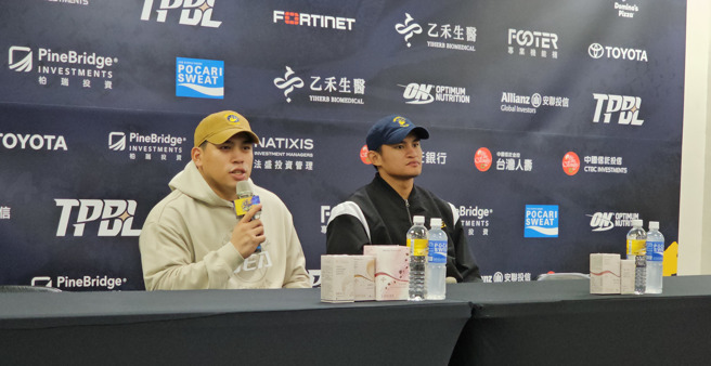 12強中華隊國手、中信兄弟球員曾頌恩（左）、岳東華欣賞新北中信特攻賽事。（陳筱琳攝）