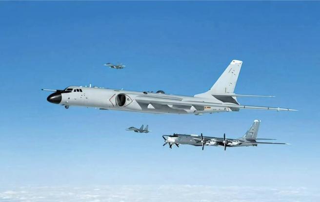 圖為共軍轟-6N轟炸機（前）與俄軍Tu-95轟炸機（後）共同執行戰略巡航任務。（圖 / 新華社）