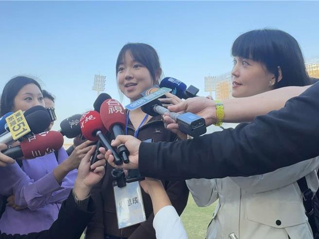 大陆高校师生访问团1日下午赴台中洲际棒球场，被问及中华队在世界12强棒球赛中夺冠，復旦大学经济学院大四生宋思瑶表示，代表师生访问团祝贺中国台北队，希望大陆和台湾同胞像中信兄弟英文队名中的「Brothers」一样，一起为祖国在棒球领域更上一层楼。