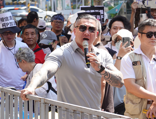 网红「馆长」陈之汉（中）日前在直播中自爆，曾经做过球版签赌，引起全国挞伐。（中时资料照）