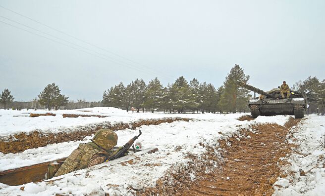 学者认为，若两岸开打，以川普的政策，台湾可能会变成第二个乌克兰。图为乌克兰军人参加训练场的军事演习。（路透）
