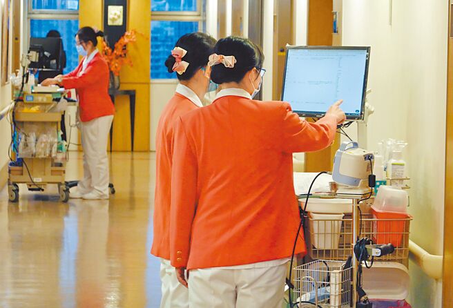 为保障夜间工作者，劳团喊话劳动部，应尽速提出相关措施。图为需夜间工作的护理人员。（本报资料照片）