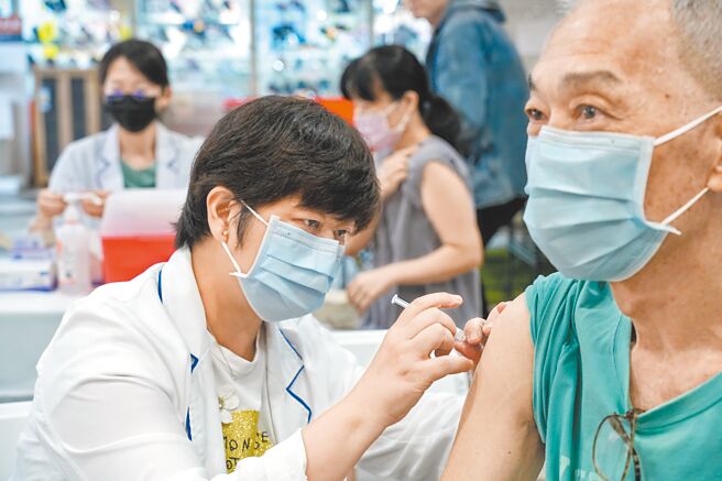 根據台灣感染症醫學會、家庭醫學醫學會最新疫苗指引補充意見，年滿65歲年長者，應優先選擇佐劑流感疫苗、高劑量流感疫苗或重組型流感疫苗。（本報資料照片）