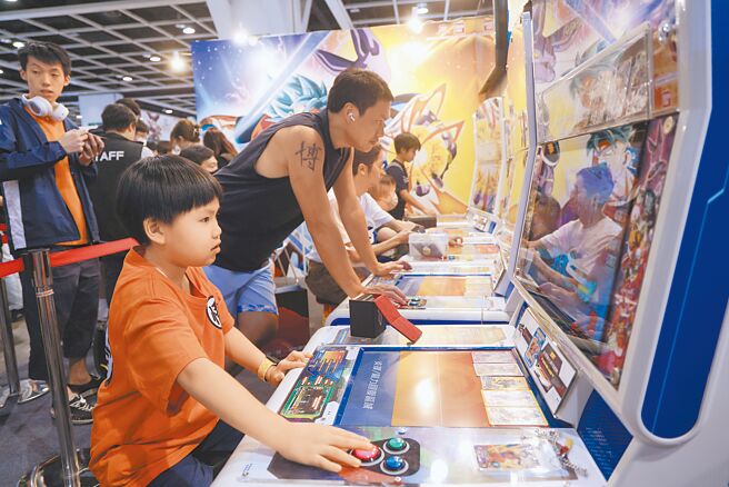 川普明年1月就职总统后，若真的对加墨中3国课徵关税，游戏机等3C电子产品价格将飙涨。图为第24届香港动漫电玩节。（中新社）