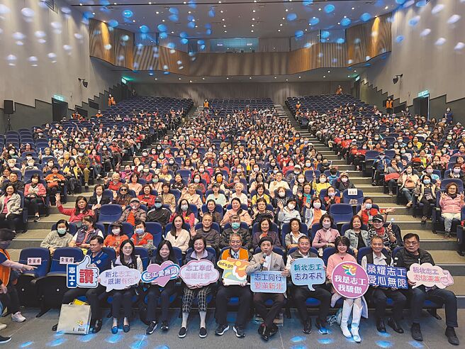 旺旺文教基金會11月30日在新北市三重綜合體育場舉辦「讓奉獻成為一種榮耀」公益演唱會，現場共有近千名志工同聚一堂，欣賞音樂饗宴。（呂健豪攝）