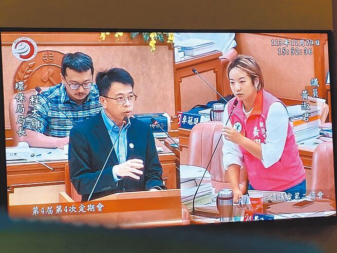 民进党新北市议员黄淑君（右）11月29日在议会质询表示，新北近年来垃圾量不减反增，要求市府检讨相关回收作为，环保局长程大维（左前）解释，疫情改变民眾的消费习惯，餐饮外带、外送、网购增加，连带使垃圾量变多。（陈慰慈摄）