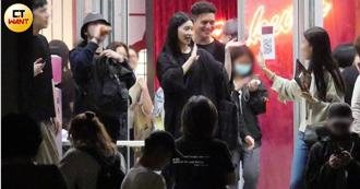 直擊／倪安東、管罄黏TT 輕摟扶腰深夜狂曬恩愛表情包