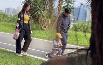 直击／美女主播素顏遛小孩遭萝卜敲头 家庭群组订公约预防溺爱