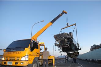 北市万华环快自小客自撞护栏翻覆   驾驶全身骨折送医