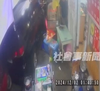 台南自小客凌晨撞進10元碳烤攤　2機車2轎車受損及5人送醫