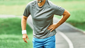 髖關節炎擊垮籃球夢 退休體育師靠微創手術重返球場