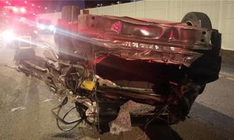 疑路况不熟自撞护栏翻覆 小客车驾驶骨折送医