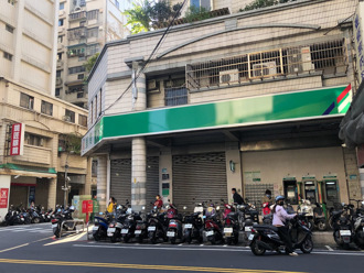 老翁突昏倒「失去呼吸心跳」 正妹骑士CPR救命 网讚像天使