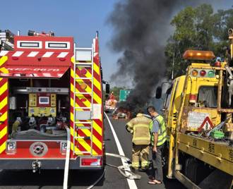 國道3號火燒車驚魂！ 駕駛急停路肩逃過一劫