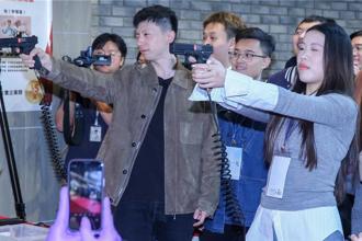 楊倩體驗台灣夜市文化射氣球 命中率曝光