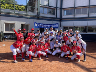 制霸全國女棒年度兩大賽  「接棒未來女棒隊」靠「魏爸」當後盾