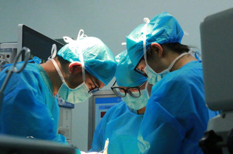 恐怖！雲南2歲娃將電池放嘴裡咬後爆炸 口冒白煙血肉模糊