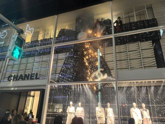 銀座香奈兒出事了！ 「火燒」超大耶誕蝴蝶結 混亂現場曝