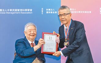 周俊吉 獲管科會管理獎章