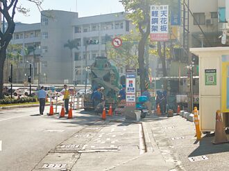 因應輕軌施工 行人被逼上馬路