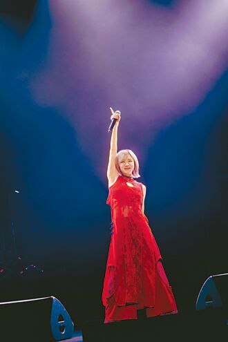 milet裹台粉应援布条感受爱