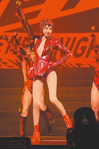 谢金燕戚薇玩亲亲 自爆20年没接吻