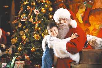 化身耶诞老人 捐款捐物送爱心