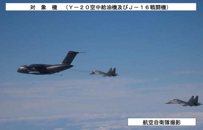 日本防衛省公布偵獲的俄「中」軍機型號。圖為共軍殲-16（J-16）與運-20（Y-20）。
（取自防衛省統合幕僚監部「X」帳號）
