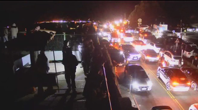 1日凌晨4点初的合欢山武岭亭人车爆满。（图／翻摄自合欢山系(台14、台8、台7甲)路况气候雪况星况分享）