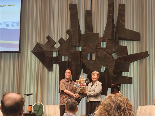 賴清德赴EWC演講，蘇珊妮（Suzanne Vares-Lum）今會前受訪提到，她也以身後的作品為例說，象徵著跳動於印太地區的心臟，「每個人都希望看到印太地區的和平、繁榮與穩定。」（曾薏蘋攝）