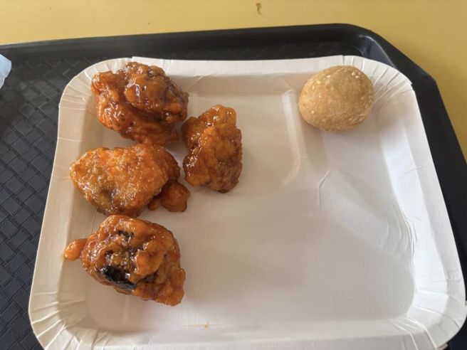 原PO分享在高雄自助餐店買4塊排骨、1顆芝麻球要80元。（翻攝自爆廢公社）