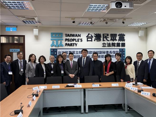 总统府副秘书长何志伟2日陪同司法院正副院长及大法官被提名人拜会台湾民眾党立法院党团。(杨亚璇摄)