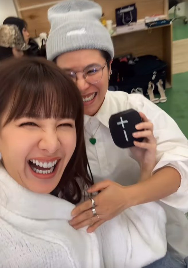 工作人员的举动让安心亚笑翻。（图／xinya_an  IG）