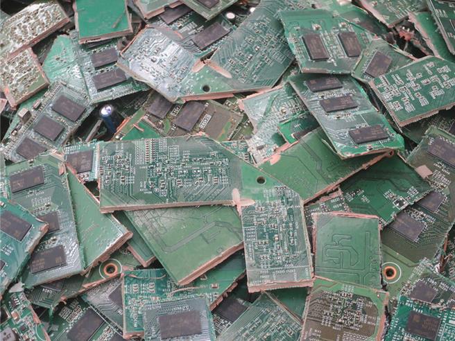 伴随AI等科技快速成长，让全球电子垃圾也快速增加，大陆最新研究研判2030年将暴增近千倍之多。（中新社）