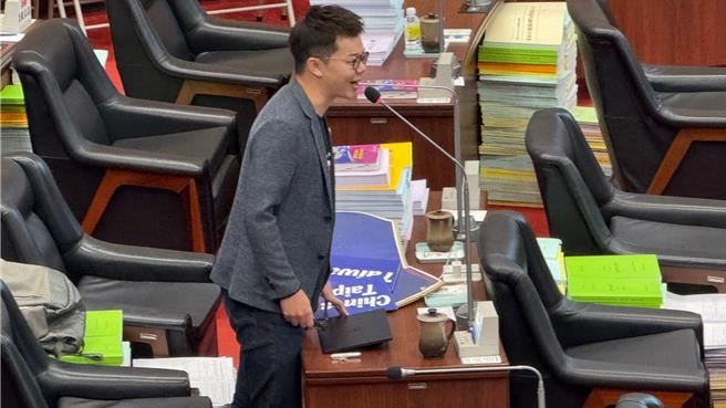 高市议员张博洋今质询时提到，高铁南延若採高雄案，不应只将重点放在明挖施工恐带来的交通衝击，更要思考如何重振高雄车站关键核心地位，活络商圈与旧市区再生。（柯宗纬摄）