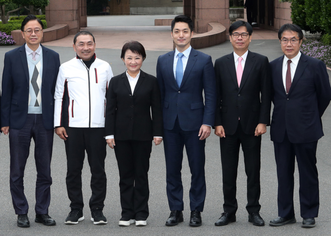 图为陈建仁内阁首次行政院院会，六都市长出席。右起分别为台南市长黄伟哲、高雄市长陈其迈、台北市长蒋万安、台中市长卢秀燕、新北市长侯友宜、桃园市长张善政及行政院副院长郑文灿。（资料照／刘宗龙摄）