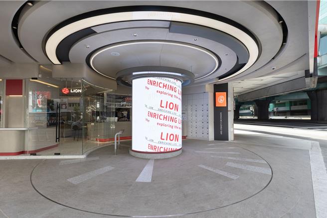 雄獅旅遊正式回歸台北東區三角窗，複合式「Lion Square」忠孝門市結合三大元素。（雄獅提供）