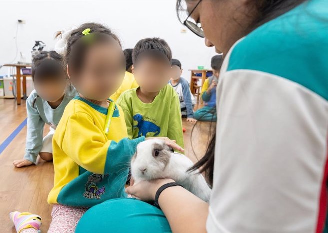 「兔子教官」與幼兒園的孩子們互動。（台灣動物緊急救援小組提供／林瑞益高雄傳真）