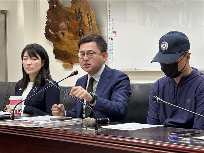 民进党新北市议员卓冠廷、陈乃瑜、山田摩衣、李宇翔及律师罗圣钧今（2）日陪同职场霸凌受害者、新北市新庄警分局侦查队施姓小队长召开记者会。（高钧麟摄）