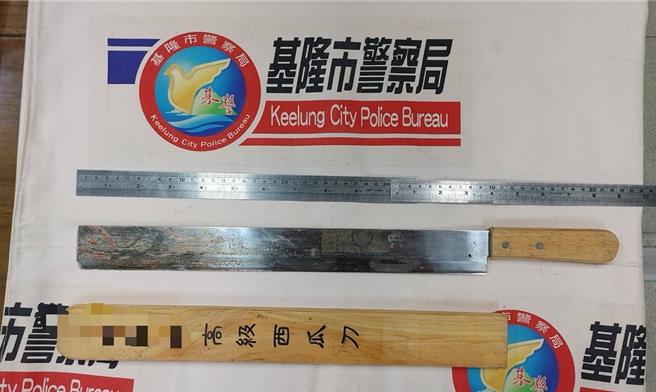 基隆市警方在八斗子夜市砍人案發後4小時，便緝獲凶嫌，並起出作案用的刀具等證物。（基隆市警察局提供／張志康基隆傳真）