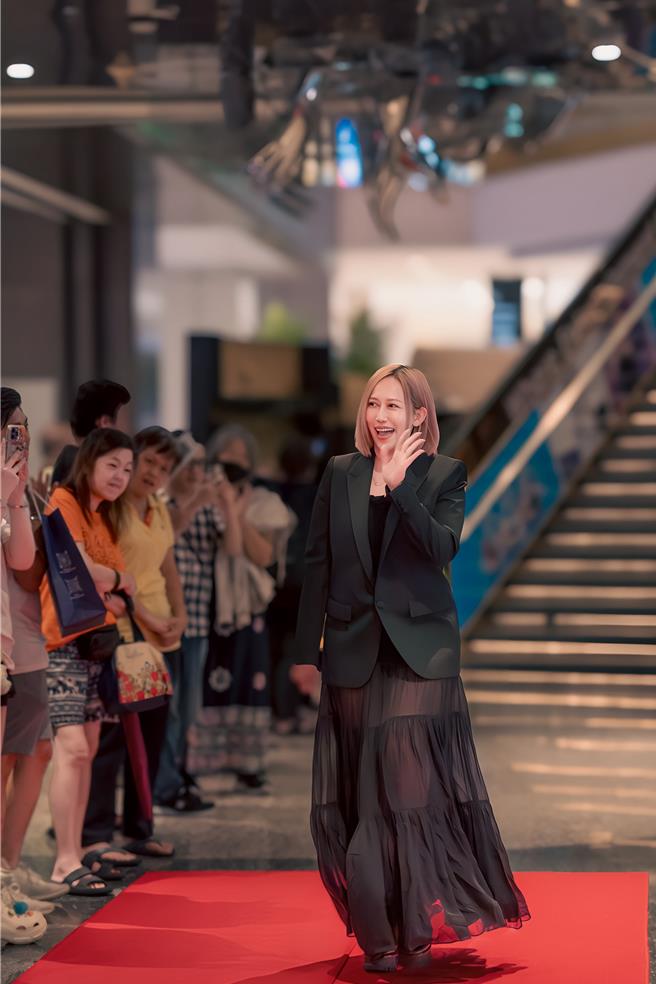 瑪菲司盛裝出席在大馬舉辦的電影首映會。（菲娛樂文創提供）