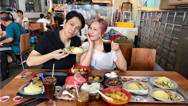 瑪菲司和老公抽空品嚐當地美食。（菲娛樂文創提供）