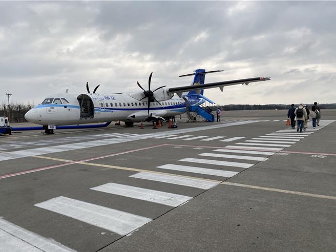 依据中油今日公告的航空燃油价格，国内航线运价已达调降门槛，航空公司将自今年12月31日起调降国内航线全额客运票价。（本报资料照）