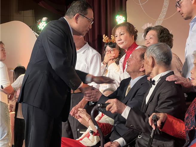 新北市长侯友宜与到场参加的长辈寒暄致意。（吕健豪摄）