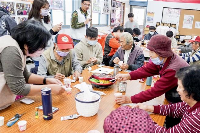 明新科大与富邦人寿、社企Micro PC点点塑，在新丰瑞兴社区指导长辈制作海废牡蛎扩香石。（明新科大提供／罗浚滨新竹传真）
