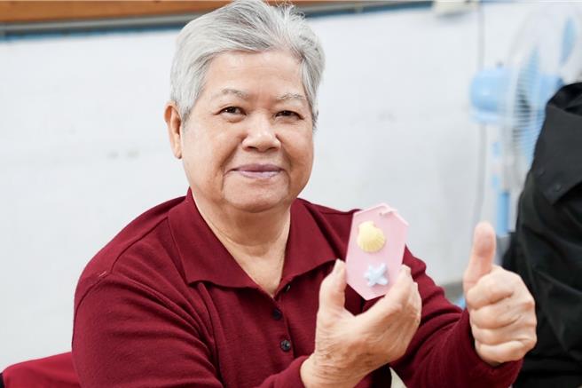 新丰瑞兴社区长辈参加明新科大、富邦人寿及社企Micro PC点点塑举办手作活动，制作海废牡蛎扩香石。（明新科大提供／罗浚滨新竹传真）