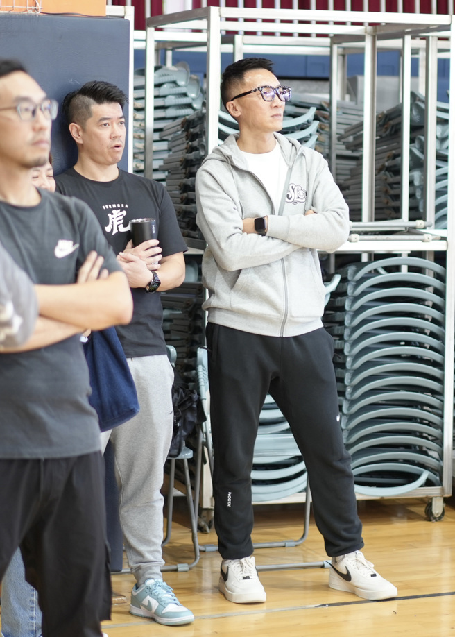 富邦勇士总教练许晋哲（右1）以家长身分看球。（U19篮球联盟提供）