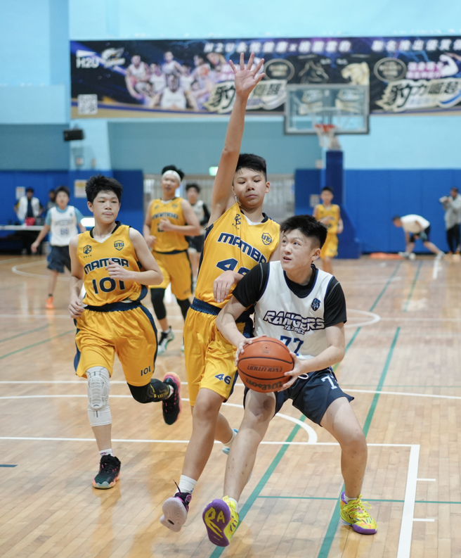 U14组台北游骑兵张宸维（右）表现杰出，获选大会MOP。（U19篮球联盟提供）